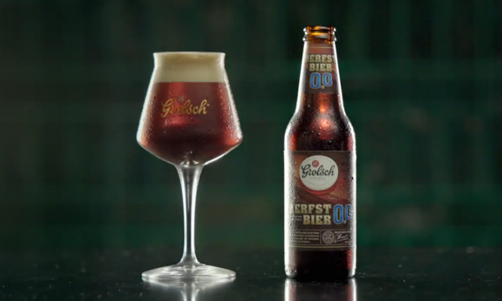 Grolsch speciaalbier glas gevuld met Grolsch Herfstbier 0.0% met het flesje ernaast